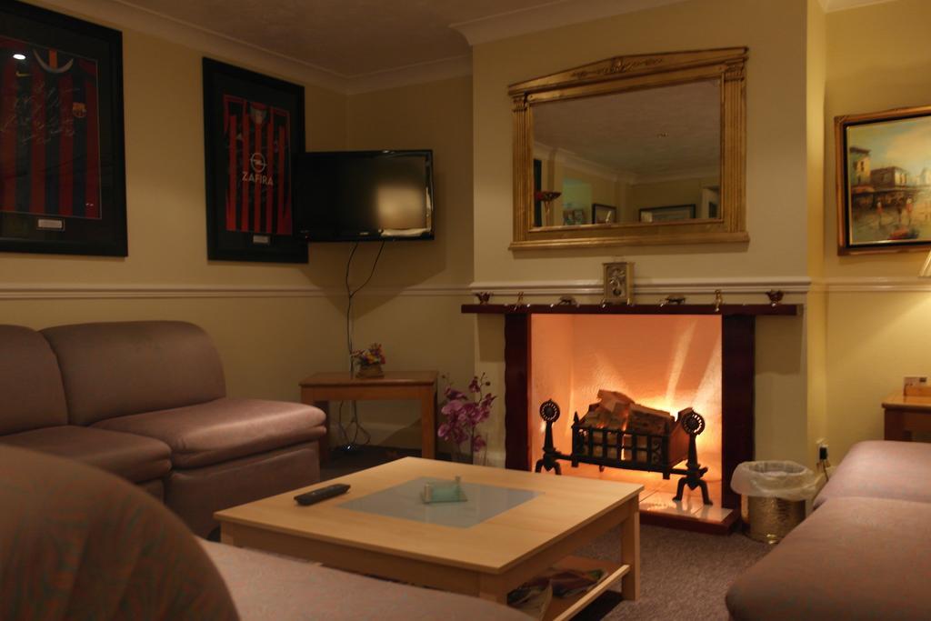 Monravon Guest House Holyhead Esterno foto