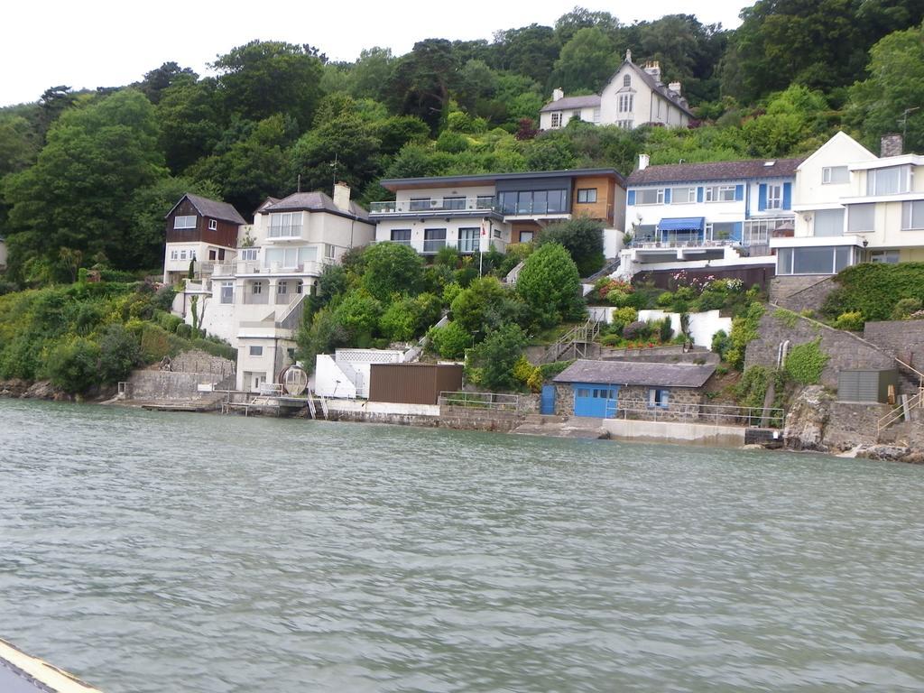 Monravon Guest House Holyhead Esterno foto