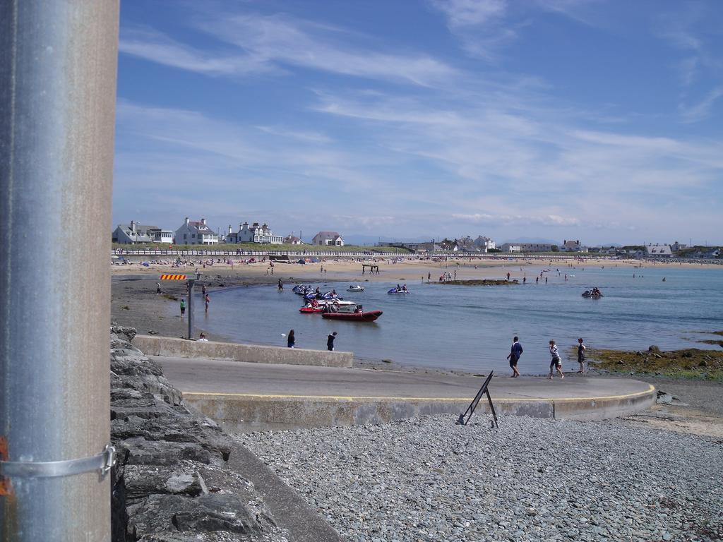 Monravon Guest House Holyhead Esterno foto