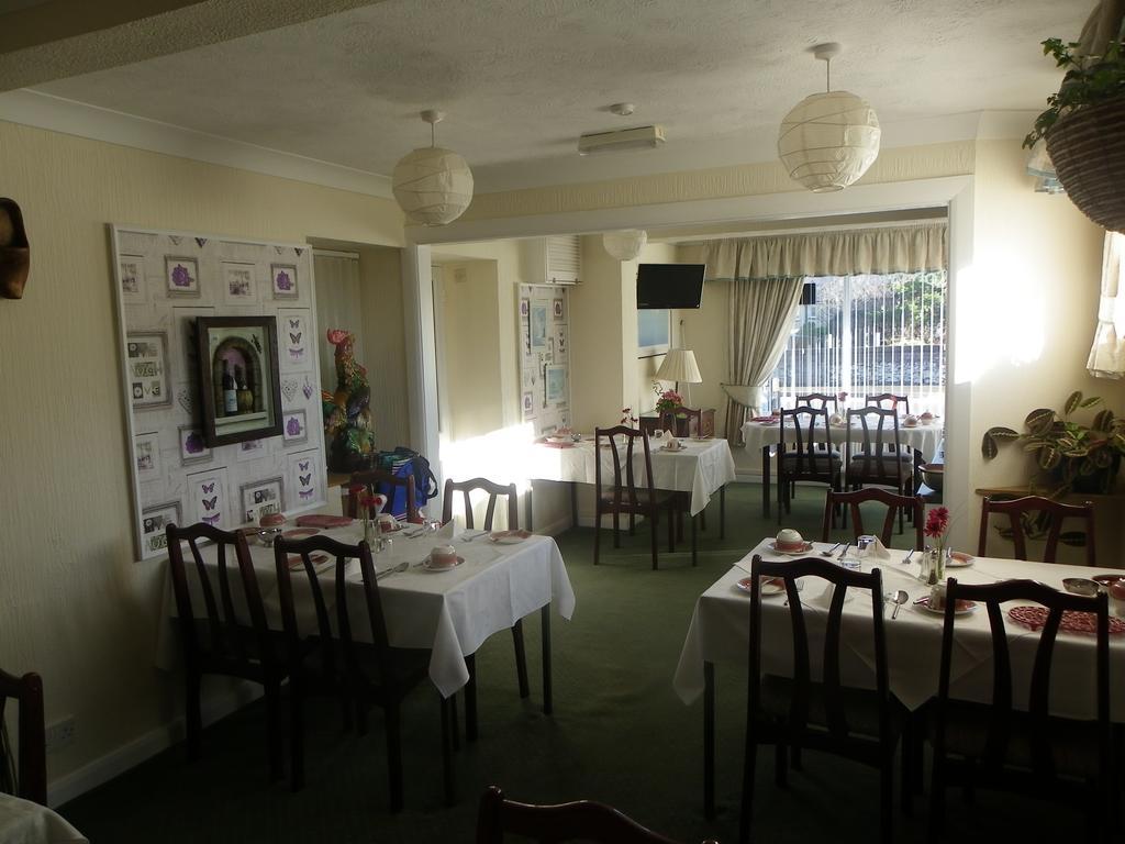 Monravon Guest House Holyhead Esterno foto