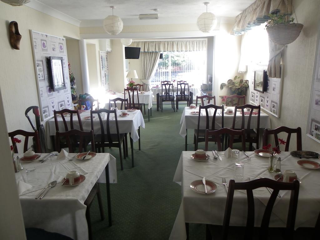 Monravon Guest House Holyhead Esterno foto