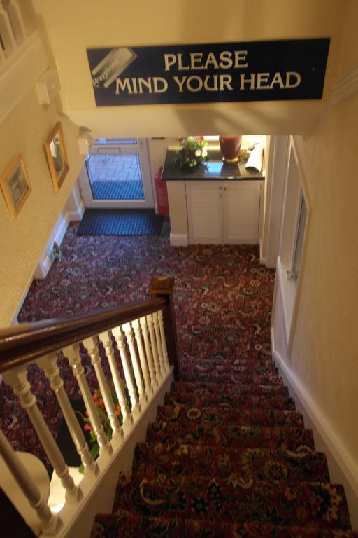 Monravon Guest House Holyhead Esterno foto