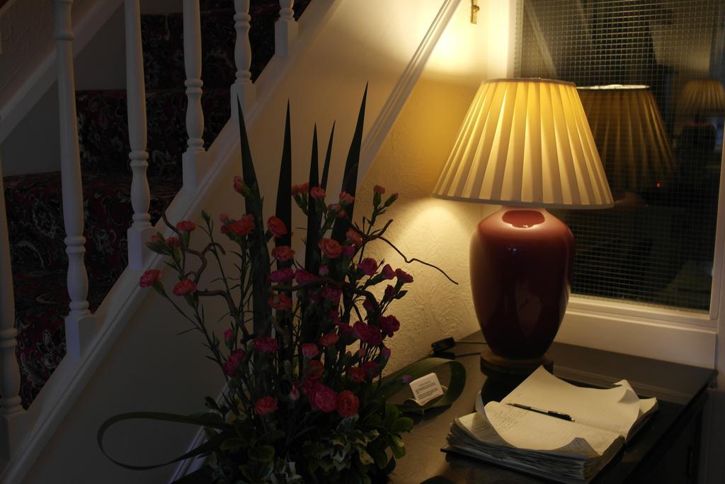 Monravon Guest House Holyhead Esterno foto