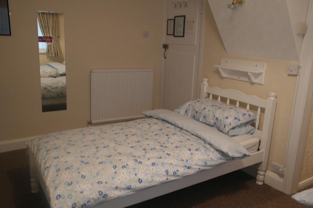 Monravon Guest House Holyhead Esterno foto