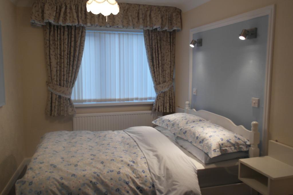 Monravon Guest House Holyhead Esterno foto